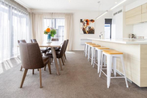 Sunny 3BR Haven, Modern Comfort for 7 with Carpark